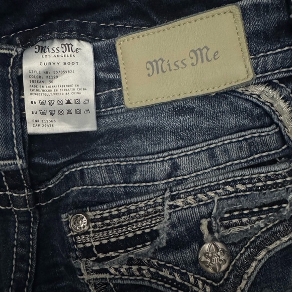 Stylish Blue Denim Jeans with Embroidered Pockets - Picture 4 of 4